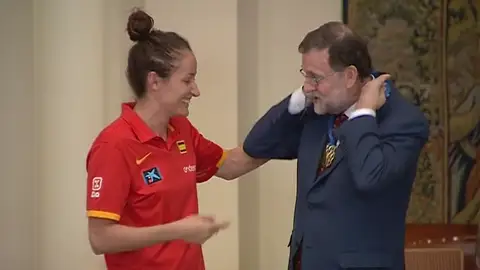 Rajoy recibe a las campeonas de Europa de baloncesto Rajoy recibe a las campeonas de Europa de baloncesto