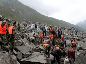 Se complican las labores de rescate de los desaparecidos por un desprendimiento en China Se complican las labores de rescate de los desaparecidos por un desprendimiento en China