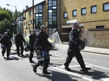 Seis policías heridos en una protesta por la muerte de un hombre en Londres Seis policías heridos en una protesta por la muerte de un hombre en Londres
