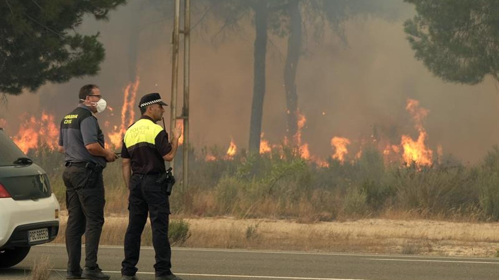 El incendio en Moguer avanza más lentamente pero aún amenaza el Parque de Doñana