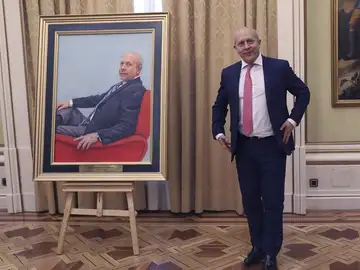 El exministro José Ignacio Wert posando junto a su retrato El exministro José Ignacio Wert posando junto a su retrato