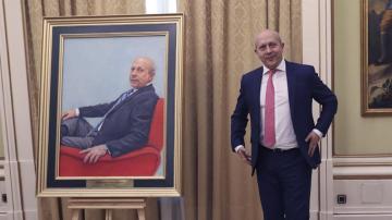 El exministro José Ignacio Wert posando junto a su retrato