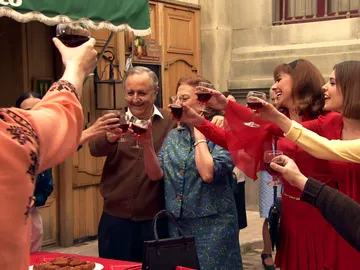 El amor entre Pelayo y Fuen reúne a todos los vecinos en 'Amar es para siempre' El amor entre Pelayo y Fuen reúne a todos los vecinos en 'Amar es para siempre'