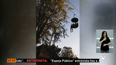 Turistas y empleados cogen al aire a una adolescente que cayó desde una cabina de un parque de atracciones