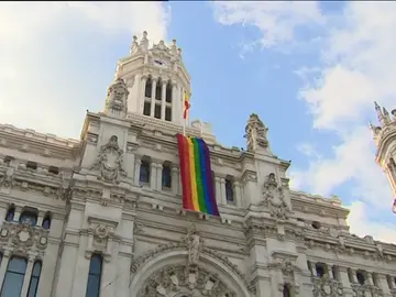La bandera arcoiris que dará la "vuelta al mundo" viste Cibeles por Orgullo La bandera arcoiris que dará la "vuelta al mundo" viste Cibeles por Orgullo