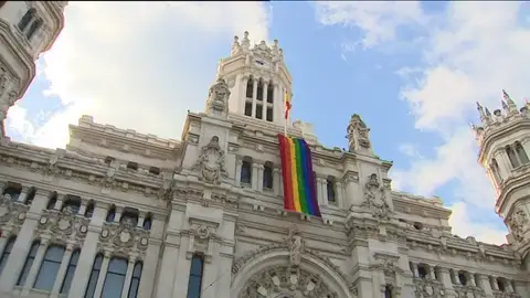 La bandera arcoiris que dará la "vuelta al mundo" viste Cibeles por Orgullo La bandera arcoiris que dará la "vuelta al mundo" viste Cibeles por Orgullo