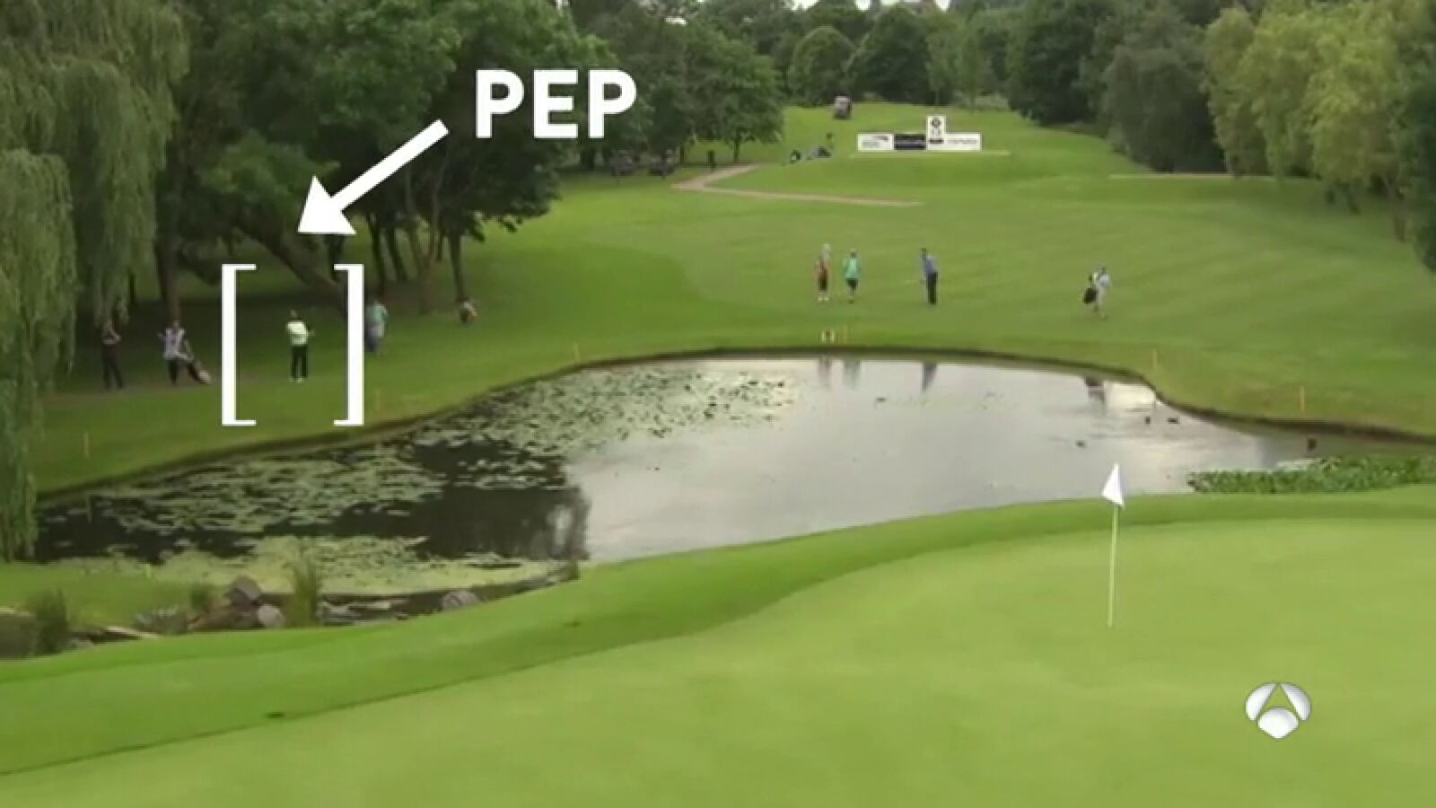 Guardiola exhibe su habilidad jugando al golf durante sus vacaciones