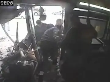 Dramáticas imágenes de un accidente de autobús en Detroit Dramáticas imágenes de un accidente de autobús en Detroit