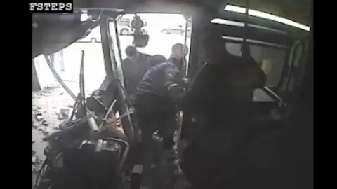 Dramáticas imágenes de un accidente de autobús en Detroit Dramáticas imágenes de un accidente de autobús en Detroit