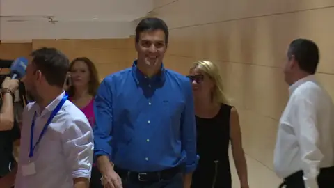 Sánchez llega al Congreso para su reunión con Iglesias Sánchez llega al Congreso para su reunión con Iglesias