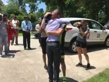Bill abrazando al hombre que lleva el corazón de su hija