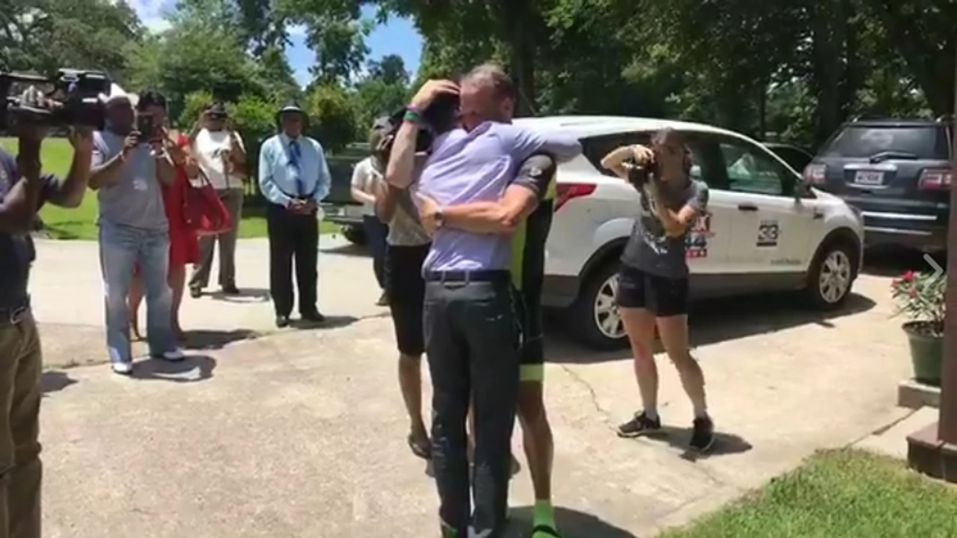 Bill abrazando al hombre que lleva el corazón de su hija Bill abrazando al hombre que lleva el corazón de su hija