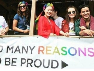 Actores de 'Por 13 razones' en la fiesta del Orgullo Gay de San Francisco