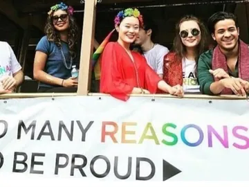 Actores de 'Por 13 razones' en la fiesta del Orgullo Gay de San Francisco Actores de 'Por 13 razones' en la fiesta del Orgullo Gay de San Francisco