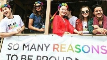 Actores de 'Por 13 razones' en la fiesta del Orgullo Gay de San Francisco