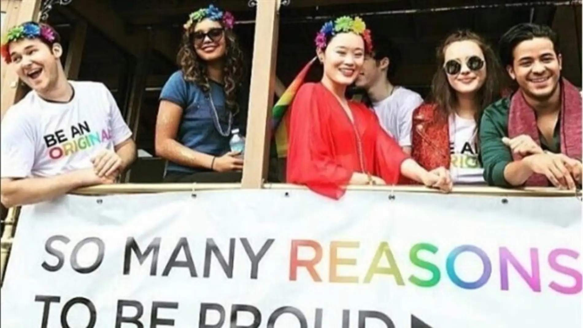 Actores de 'Por 13 razones' en la fiesta del Orgullo Gay de San Francisco