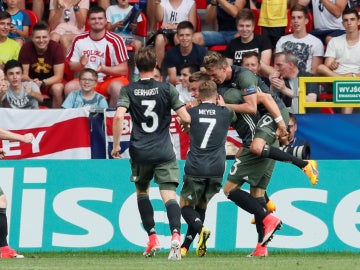 Los jugadores alemanes celebran uno de sus goles contra Inglaterra