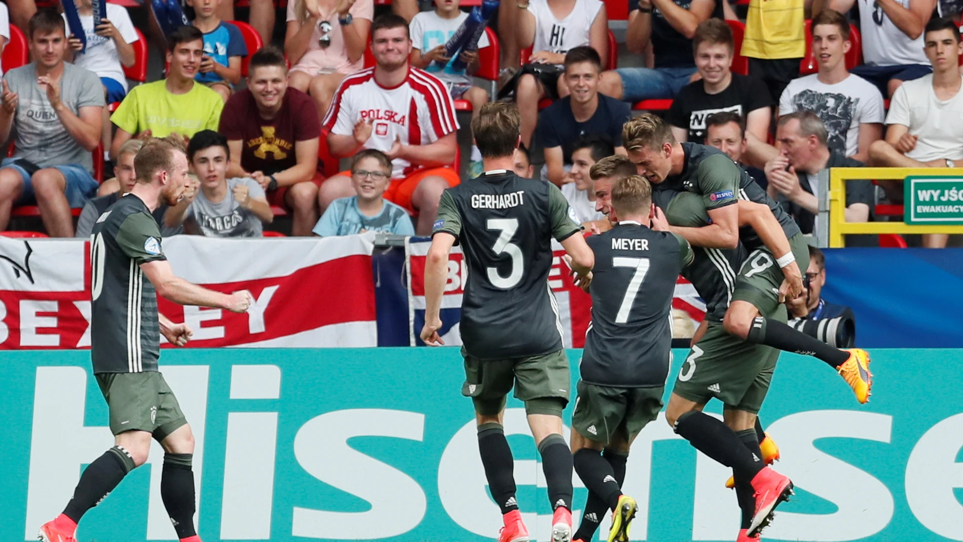 Los jugadores alemanes celebran uno de sus goles contra Inglaterra Los jugadores alemanes celebran uno de sus goles contra Inglaterra