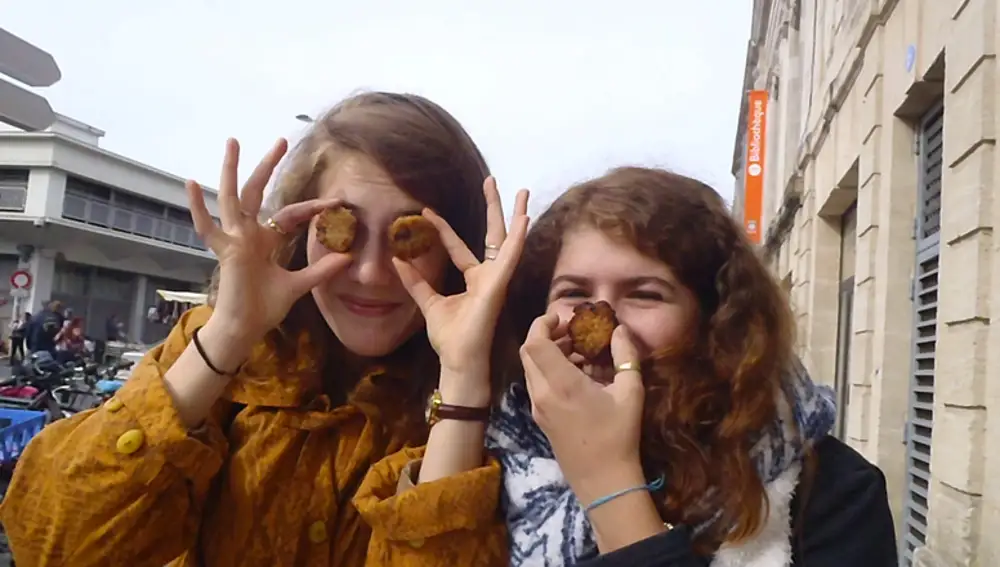 Dos fans con las galletas de migas de pan.