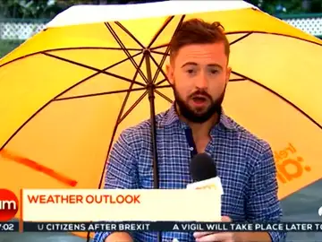 El viento juega una mala pasada a un reportero en directo El viento juega una mala pasada a un reportero en directo
