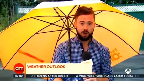 El viento juega una mala pasada a un reportero en directo El viento juega una mala pasada a un reportero en directo