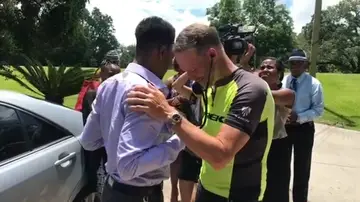 Bill escucha el corazón de su hija Bill escucha el corazón de su hija