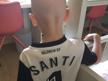 El hijo de Cañizares, con la camiseta que le regaló el Valencia