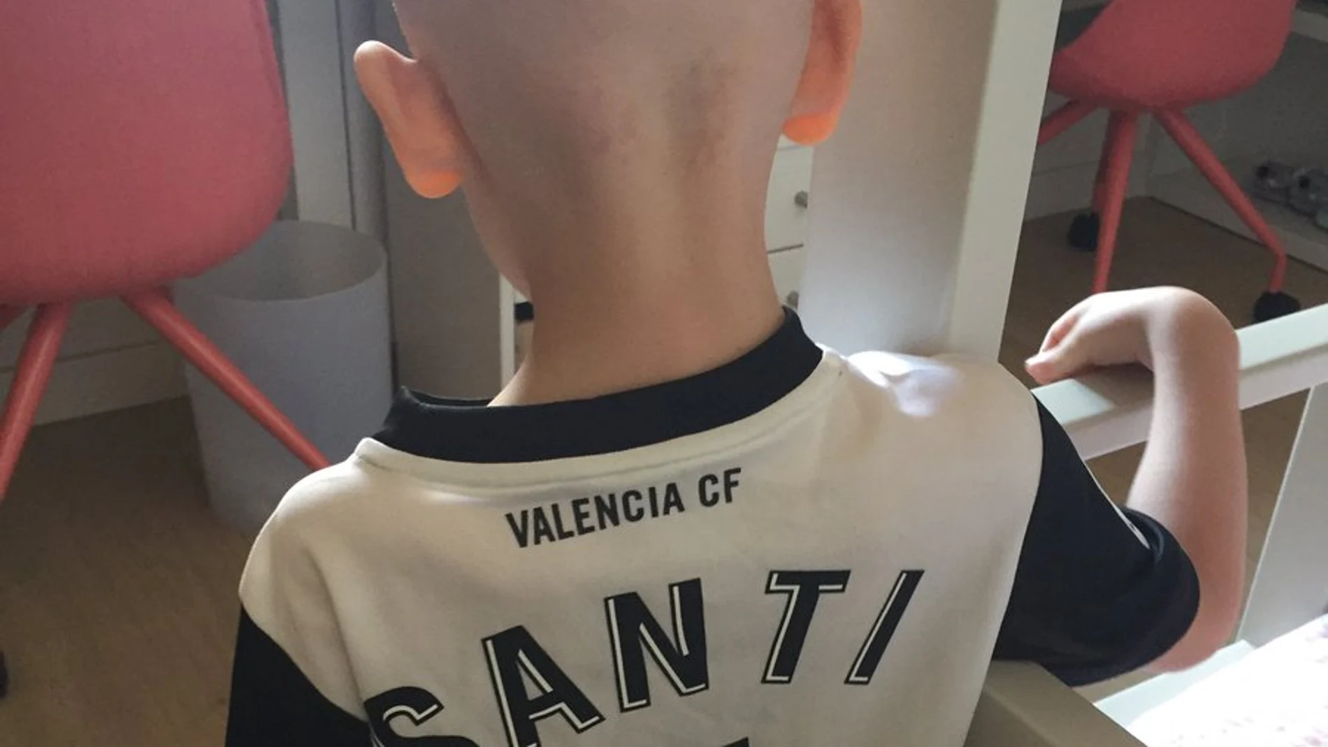 El hijo de Cañizares, con la camiseta que le regaló el Valencia El hijo de Cañizares, con la camiseta que le regaló el Valencia