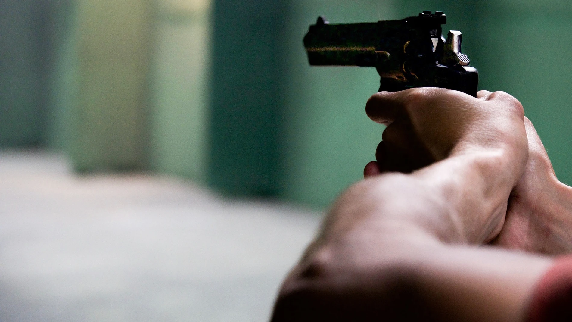 Hombre apunta con una pistola Hombre apunta con una pistola