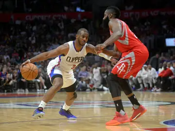 Chris Paul intenta marcharse de James Harden durante un partido Chris Paul intenta marcharse de James Harden durante un partido