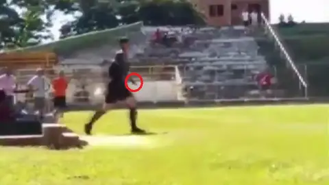 Saca una pistola en pleno partido Saca una pistola en pleno partido