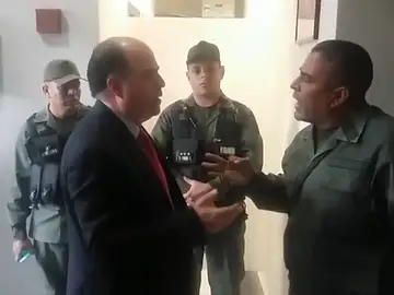 Enfrentamiento entre el presidente de la Asamblea Nacional y un Guardia Nacional Enfrentamiento entre el presidente de la Asamblea Nacional y un Guardia Nacional