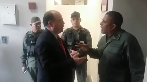 Enfrentamiento entre el presidente de la Asamblea Nacional y un Guardia Nacional Enfrentamiento entre el presidente de la Asamblea Nacional y un Guardia Nacional
