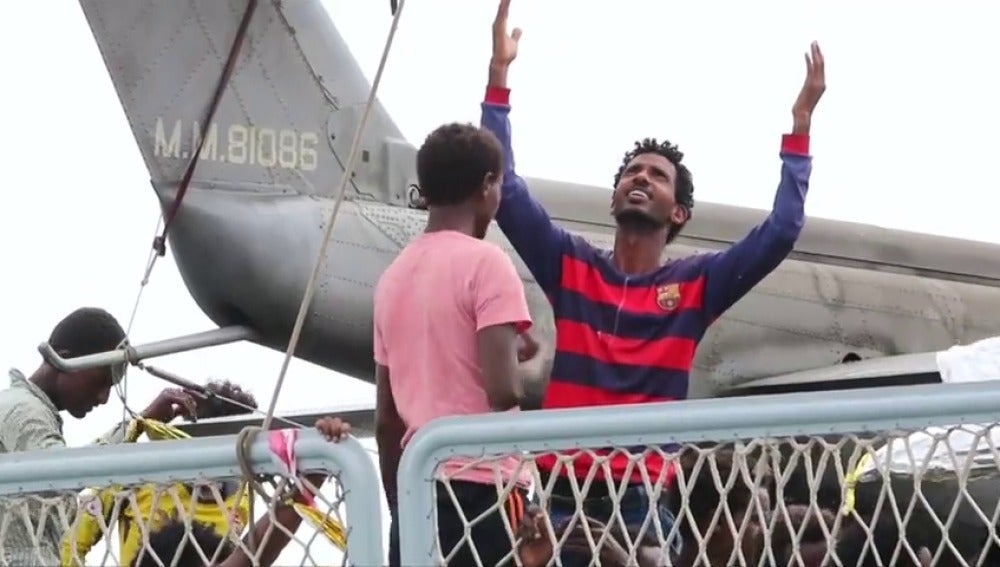 Un barco de la Armada italiana traslada a 700 migrantes localizados en aguas del Mediterráneo