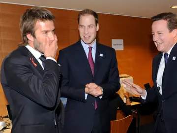 David Beckham dialoga con el príncipe Guillermo y David Cameron David Beckham dialoga con el príncipe Guillermo y David Cameron
