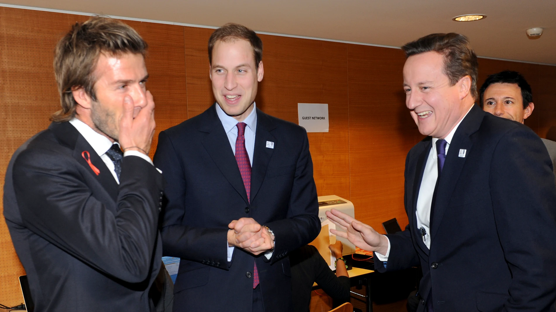 David Beckham dialoga con el príncipe Guillermo y David Cameron David Beckham dialoga con el príncipe Guillermo y David Cameron