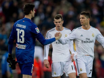 Courtois y Cristiano Ronaldo se dan la mano tras un derbi