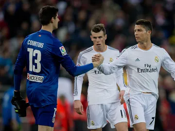 Courtois y Cristiano Ronaldo se dan la mano tras un derbi Courtois y Cristiano Ronaldo se dan la mano tras un derbi