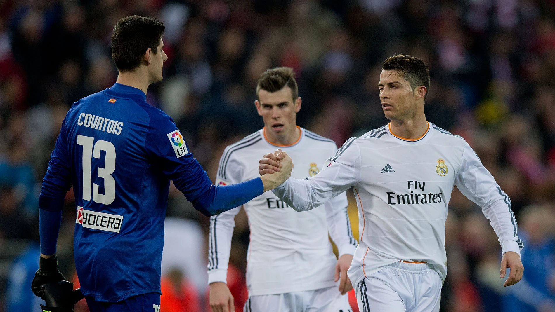 Courtois y Cristiano Ronaldo se dan la mano tras un derbi Courtois y Cristiano Ronaldo se dan la mano tras un derbi