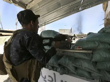 Un policía iraquí durante un enfrentamiento con miembros de Daesh cerca de Mosul (Irak) Un policía iraquí durante un enfrentamiento con miembros de Daesh cerca de Mosul (Irak)