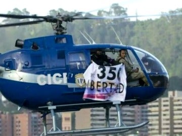 Varios policías venezolanos roban un helicóptero y disparan contra el Tribunal Supremo Varios policías venezolanos roban un helicóptero y disparan contra el Tribunal Supremo