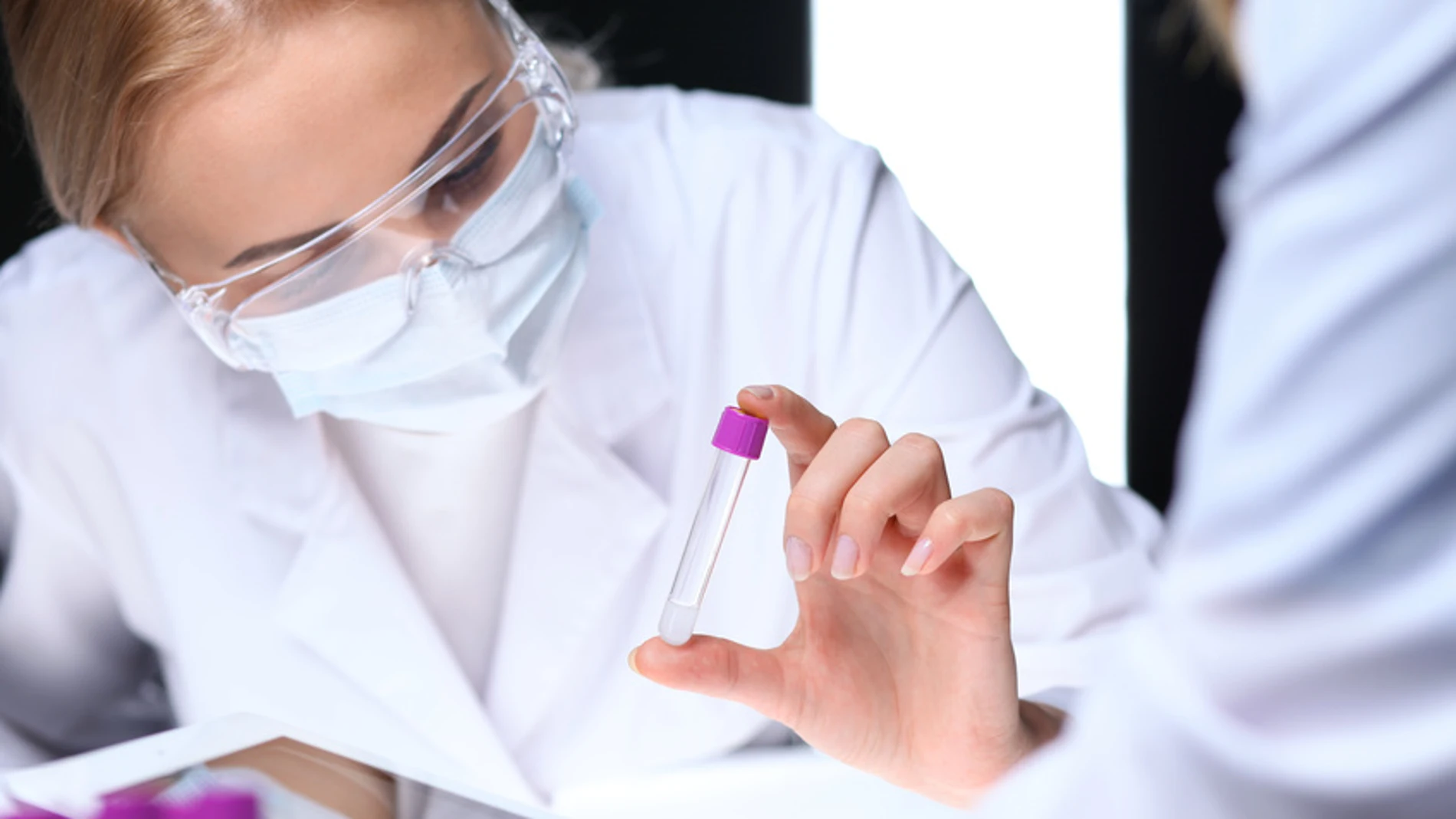 Una mujer en un laboratorio Una mujer en un laboratorio