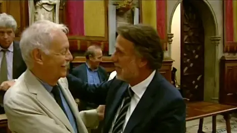 El presidente del Grupo Planeta junto al escritor Eduardo Mendoza El presidente del Grupo Planeta junto al escritor Eduardo Mendoza