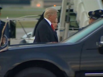 Donald Trump se despista y no sube a su limusina situada al pié del Air Force One