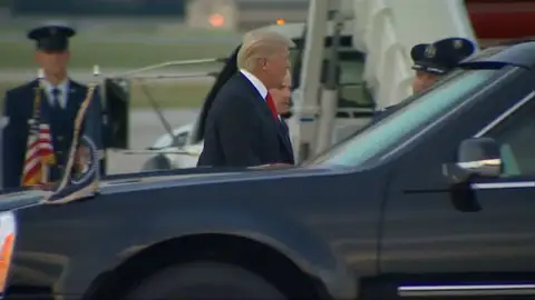 Donald Trump se despista y no sube a su limusina situada al pié del Air Force One Donald Trump se despista y no sube a su limusina situada al pié del Air Force One
