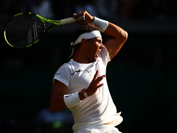 Nadal golpea ante pelota ante Young Nadal golpea ante pelota ante Young