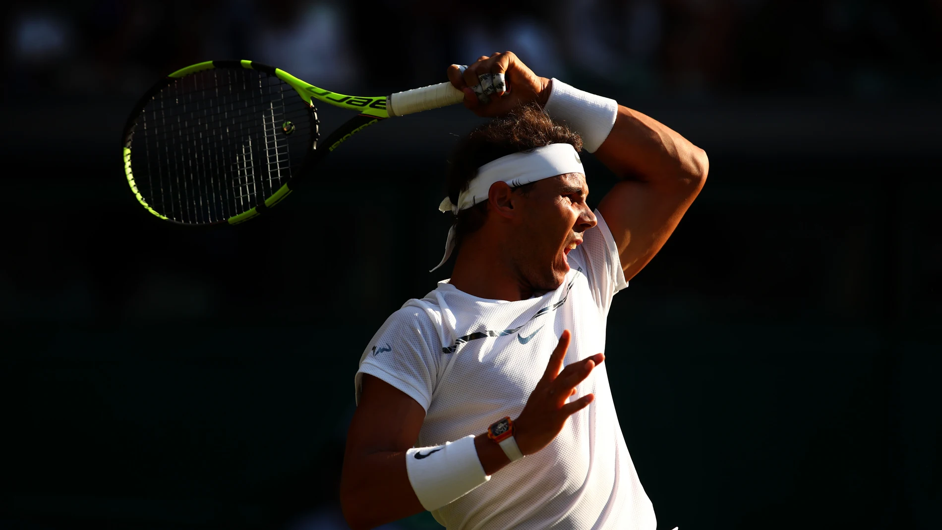 Nadal golpea ante pelota ante Young Nadal golpea ante pelota ante Young