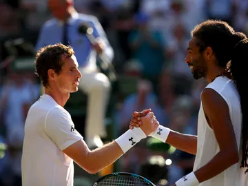 Andy Murray saluda a Dustin Brown tras sellar su pase a tercera ronda Andy Murray saluda a Dustin Brown tras sellar su pase a tercera ronda