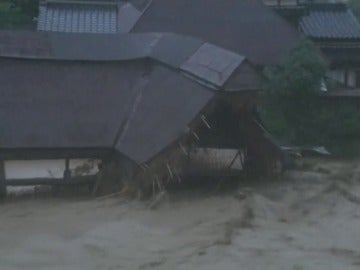 Al menos 2 muertos y medio millón evacuados por lluvias torrenciales en Japón