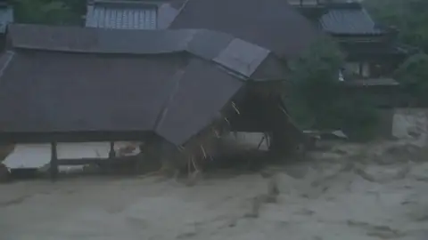Al menos 2 muertos y medio millón evacuados por lluvias torrenciales en Japón Al menos 2 muertos y medio millón evacuados por lluvias torrenciales en Japón